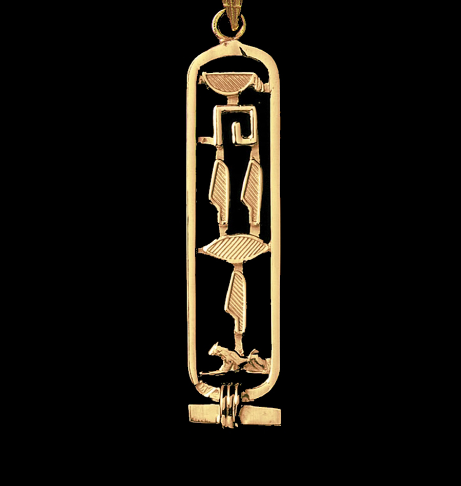 A Hieroglyph style pendant (af) with Arabic hallmarks and a 18ct gold box  chain, length 46cm, weight